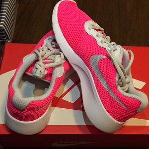 Brand new Nike Shoes For young women